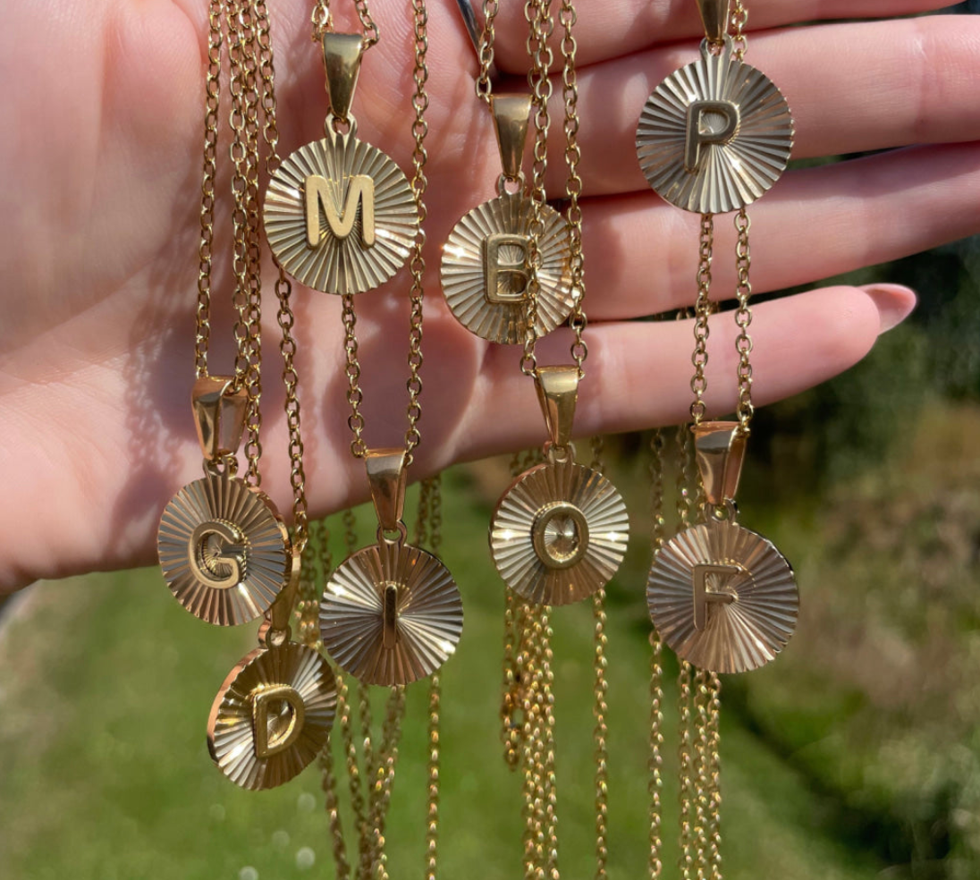 ANNEBRAUNER Sun Burst Letter halsketting 18K verguld