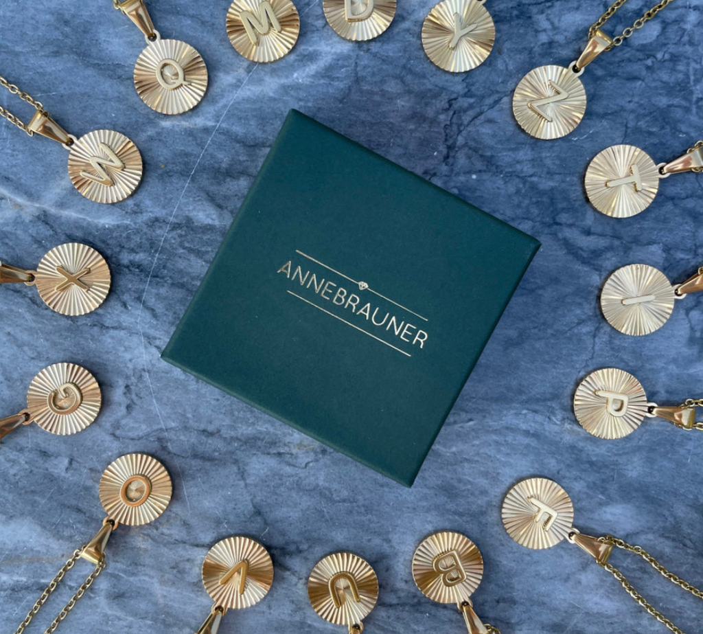 ANNEBRAUNER Sun Burst Letter halsketting 18K verguld