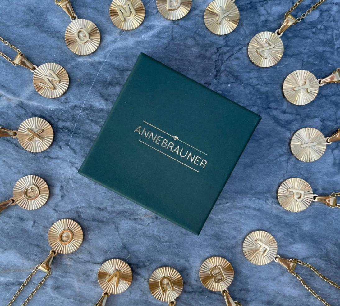 ANNEBRAUNER Sun Burst Letter halsketting 18K verguld