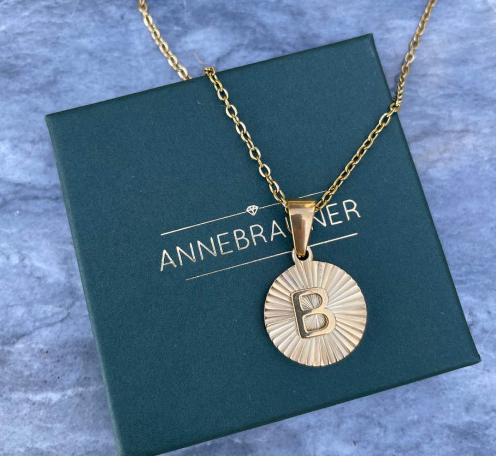 ANNEBRAUNER Sun Burst Letter halsketting 18K verguld