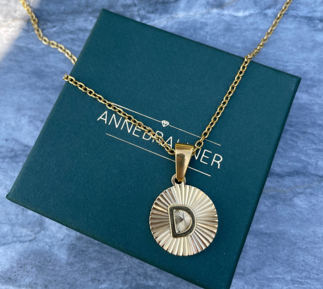 ANNEBRAUNER Sun Burst Letter halsketting 18K verguld