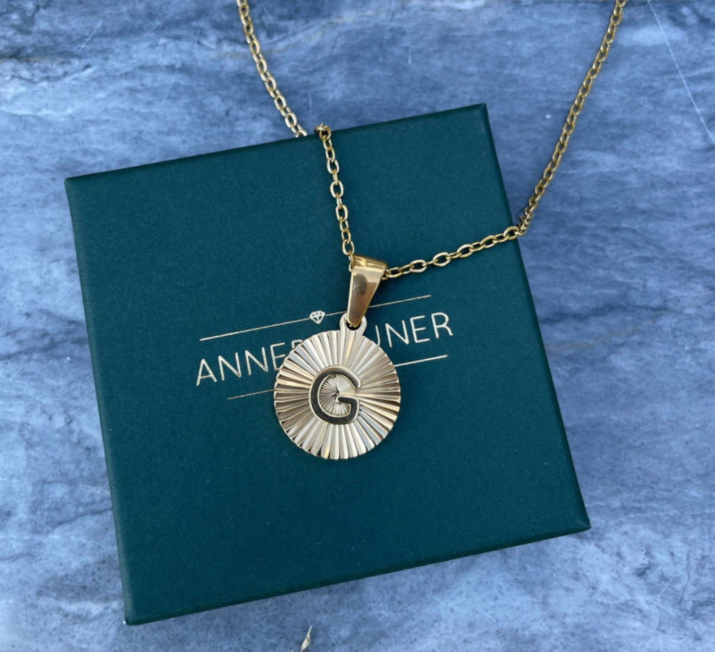 ANNEBRAUNER Sun Burst Letter halsketting 18K verguld